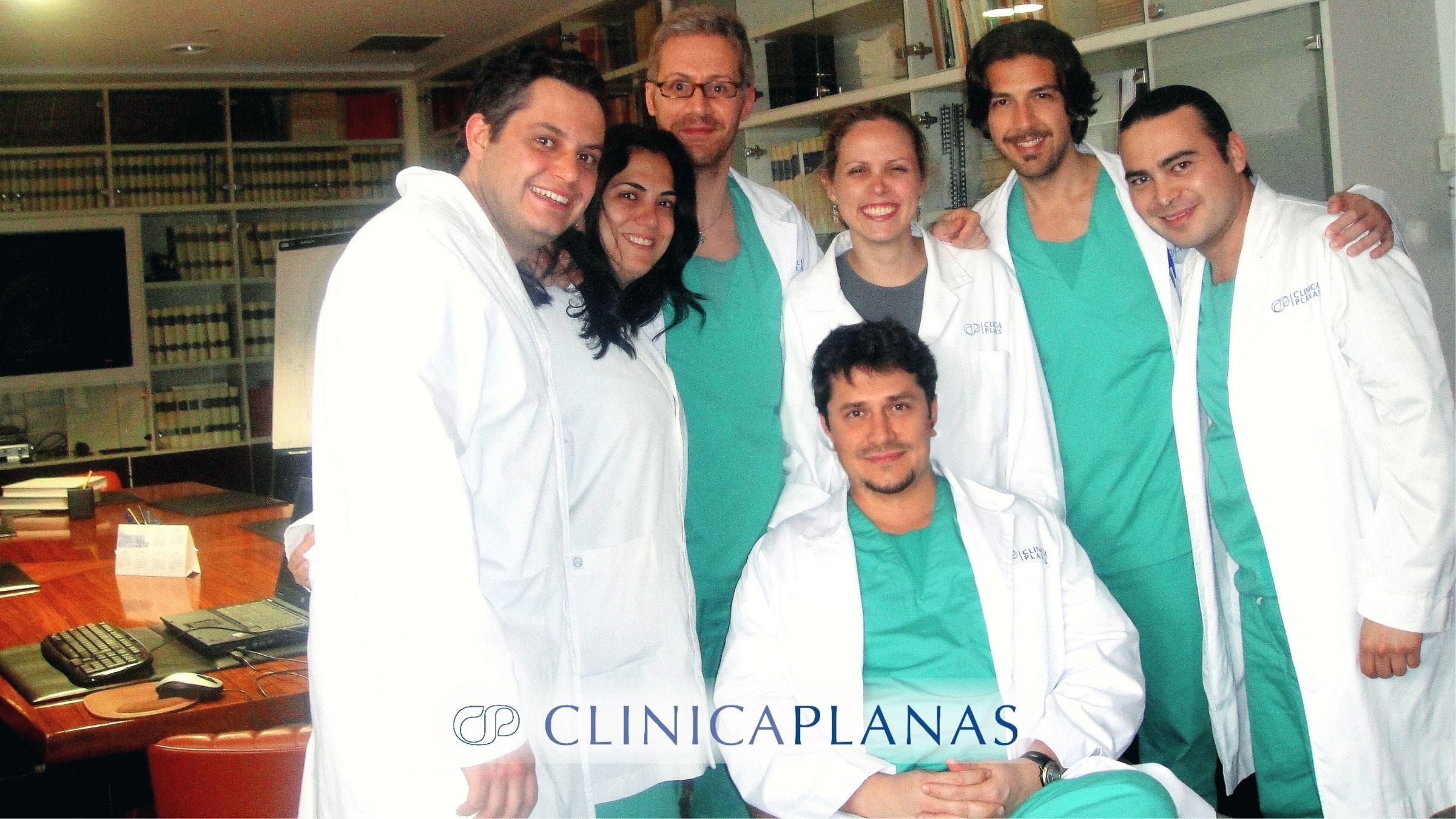 El Dr.Alexis Gallagher - Residente de la Clinica Planas de Barcelona con sus compañeros de Cirugía Plástica